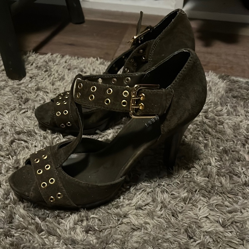 Cute, army green heels barely worn